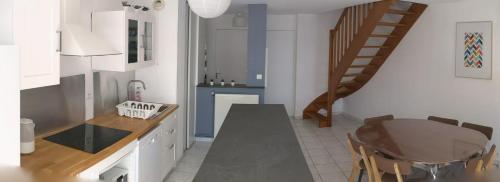 une cuisine avec une table et une salle à manger dans l'établissement T3 Sea View with beach at 20m Saint-Marc-sur-Mer, à Saint-Nazaire