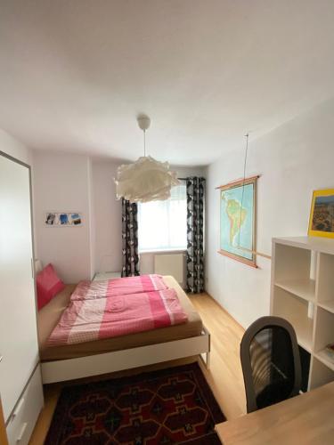 1 dormitorio con cama rosa y ventana en cozy apartment close to vienna, en Brunn am Gebirge