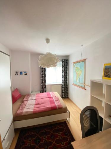 - une chambre avec un lit rose et une fenêtre dans l'établissement cozy apartment close to vienna, à Brunn am Gebirge