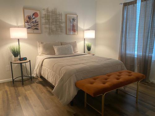 1 dormitorio con 1 cama grande y 2 lámparas en Contemporary 2-Bedroom Rental Unit, en Eagle Pass