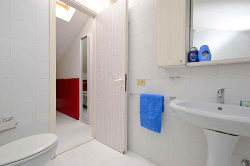 y baño con aseo blanco y lavamanos. en Apartments in Lignano 21597, en Lignano Sabbiadoro