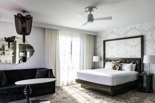 um quarto com uma cama e um sofá em Hotel Bella Grace em Charleston