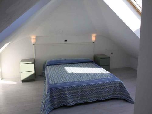 een slaapkamer met een bed en twee nachtkastjes bij Apartments in Lignano 21657 in Lignano Sabbiadoro