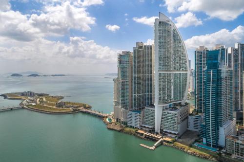 una vista aérea de una ciudad con edificios altos en JW Marriott Panama en Panamá