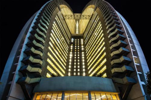 un grand bâtiment avec ses lumières allumées la nuit dans l'établissement JW Marriott Panama, à Panama City