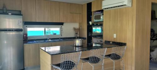 Una cocina o kitchenette en Exclusiva Casa San Sebastian Funes 5 personas
