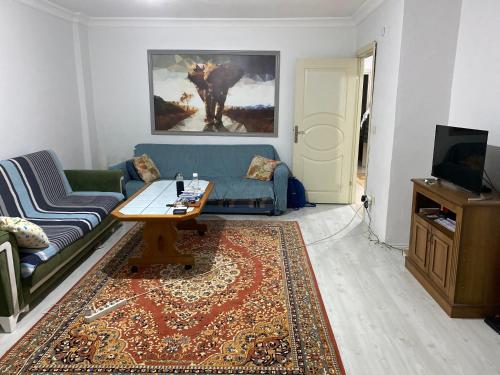 - un salon avec un canapé et une table dans l'établissement Private Room in Istanbul #98, à Arnavutköy