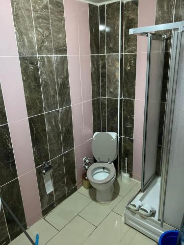 La salle de bains est pourvue d'une douche et de toilettes. dans l'établissement Private Room in Istanbul #98, à Arnavutköy