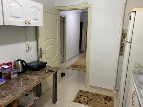 une cuisine avec un comptoir et une porte menant à un couloir dans l'établissement Private Room in Istanbul #98, à Arnavutköy