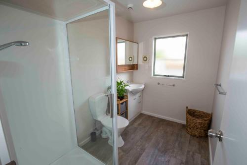 ein Bad mit einer Dusche, einem WC und einem Waschbecken in der Unterkunft Two-Storey Apartment Main Street in Methven