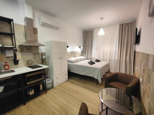 a small room with a bed and a kitchen at Apartamentos Pueblo Mar in Calpe