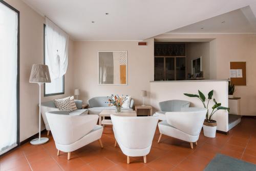 un soggiorno con tavolo e sedie di Hotel Milton a Marina di Pietrasanta