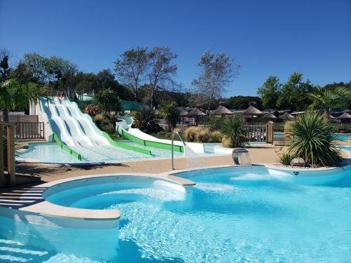 MOBIL-HOME CONFORTABLE ET BIEN EQUIPE AVEC PISCINES ET LA PLAGE A PIED