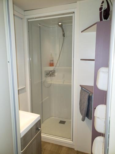 Ванная комната в MOBIL-HOME CONFORTABLE ET BIEN EQUIPE AVEC PISCINES ET LA PLAGE A PIED