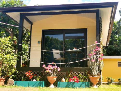 a tiny house with a view of the outside at TAHITI - Orofero Lodge in Paea