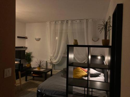 una camera con letto, tavolo e finestra di Cozy'Nest a Brest