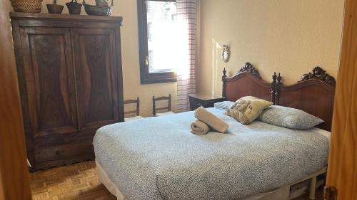 1 dormitorio con 1 cama con 2 toallas en Apartamento Bubal, en Panticosa