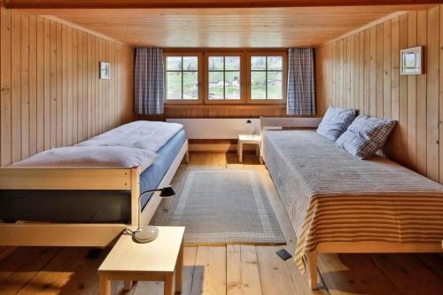 - une chambre avec 2 lits et une fenêtre dans l'établissement Haus zum Reh, à Krummenau