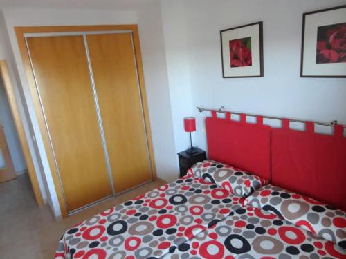 Un pat sau paturi într-o cameră la Apartamento en playa Canet de Berenguer