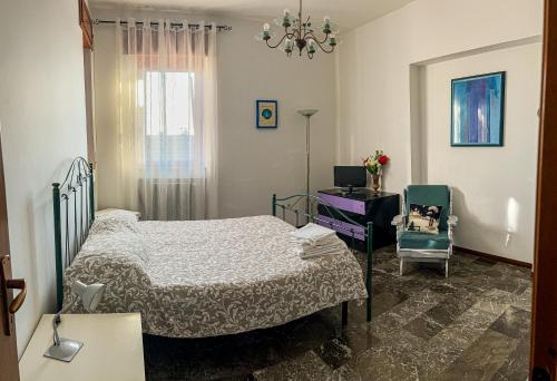 una camera con letto, scrivania e sedia di Casa Vacanze Civico 19 a Matera