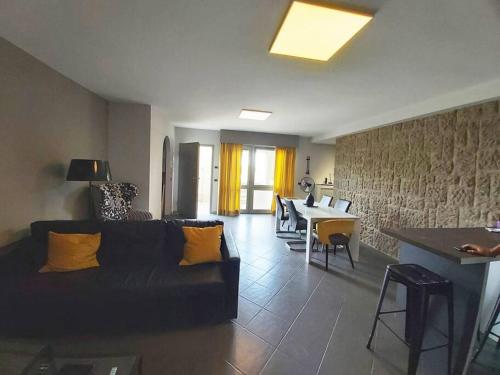 La casa di Gabry في ألبانو لاتسيالي: غرفة معيشة مع أريكة سوداء وطاولة