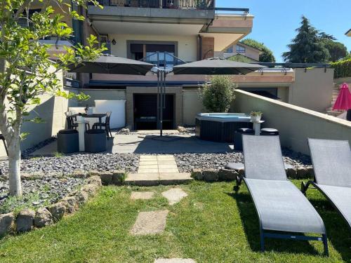 La casa di Gabry في ألبانو لاتسيالي: حديقة بها كرسيين وطاولة ومظلة