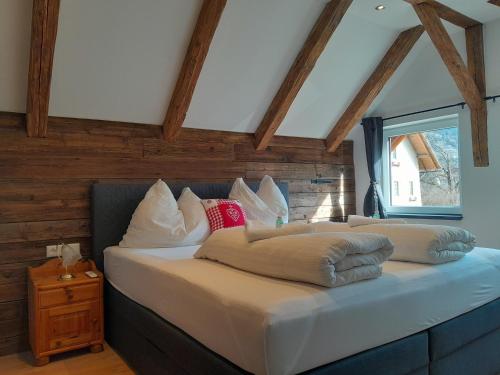 sypialnia z 2 łóżkami i oknem w obiekcie Ferienhaus Kolbnitz w mieście Unterkolbnitz