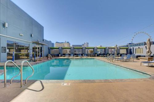 uma grande piscina em frente a um edifício em Ultimate Las Vegas Getaway One Bedroom Suite with Balcony, Kitchen, Gym, Pool & Free Parking em Las Vegas