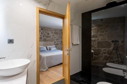 baño con lavabo y 1 cama en una habitación en Carvalho Village, en Fafe