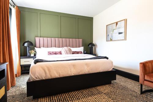 Кровать или кровати в номере Hotel Thaxter