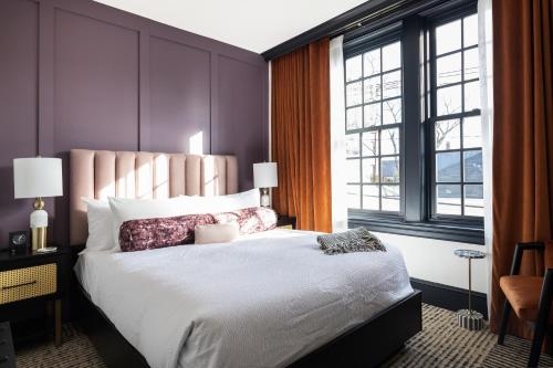Кровать или кровати в номере Hotel Thaxter