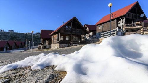 a pile of snow on the street in front of a building at Chalé de Montanha com sons de rio in Cortes do Meio