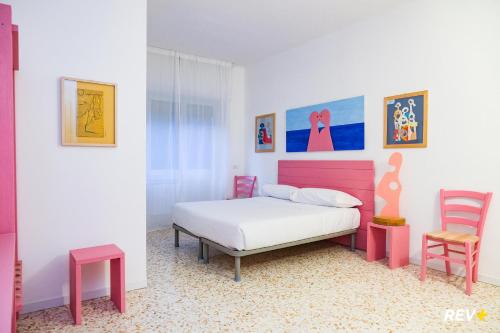 um quarto com uma cama e 2 cadeiras em Lia Art Hotel em La Spezia