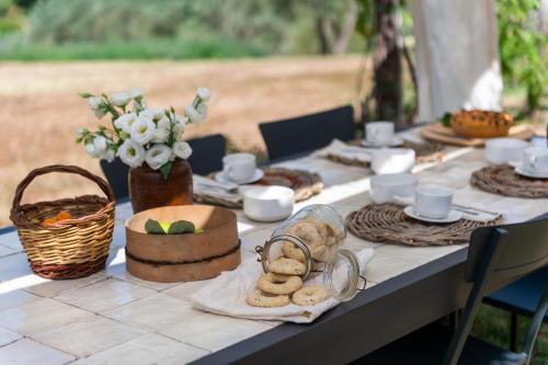 uma mesa com comida e cestos em cima em Relais Casale Valigi em Narni
