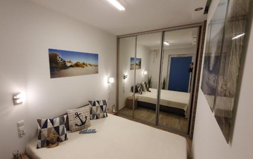 Pokój z lustrem i pokój z łóżkiem w obiekcie Apartment Relax w Świnoujściu