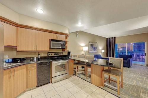 a kitchen with a counter and a living room at Ultimate Las Vegas Getaway One Bedroom Suite with Balcony, Kitchen, Gym, Pool & Free Parking in Las Vegas
