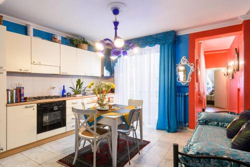 una cucina con tavolo e sedie in una stanza di BIBI BOUTIQUE AREZZO Appartamento Rosafragola - Verdeconiglio ad Arezzo