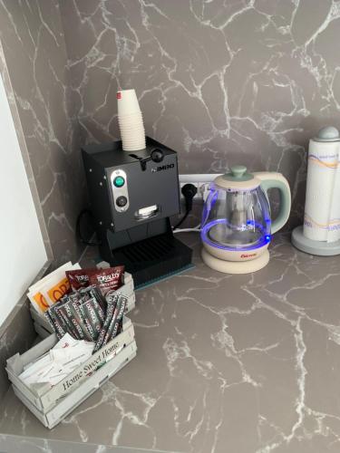 Příslušenství pro přípravu čaje a kávy v ubytování Flat b&b Terry in Ercolano Napoli
