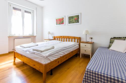 1 dormitorio con cama grande, mesita de noche y cama sidx sidx sidx sidx en Casa Irina, en Riva del Garda