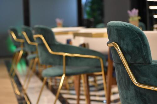ヴェリポジェにあるHotel Arda Velipojeの部屋の緑の椅子
