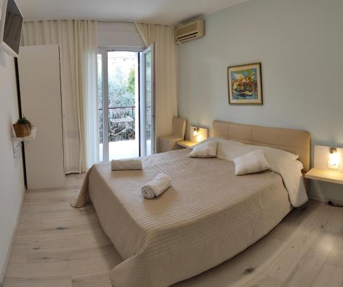 1 dormitorio con 1 cama grande y 2 toallas. en Rooms Ena Rovinj, en Rovinj