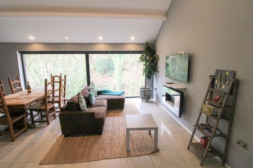 uma sala de estar com uma mesa e uma sala de jantar em The Heronry, Netherby, Near Carlisle em Longtown