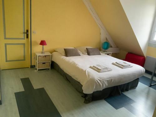 a bedroom with a large bed in a room at Piscine chauffée Villa mouettes de Loire in Maslives