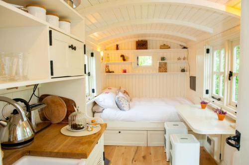 1 dormitorio pequeño con 1 cama en una casa pequeña en The Snug, Netherby, near Carlisle, en Longtown