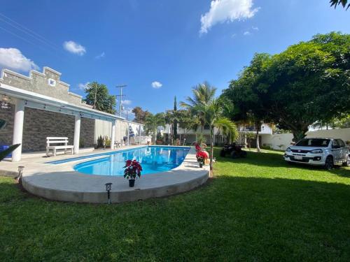 een zwembad in de tuin van een huis bij Casa Grace in Emiliano Zapata
