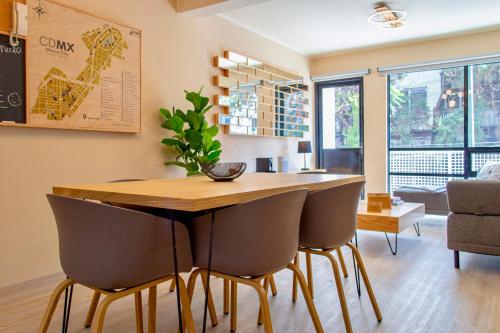 a dining room with a table and chairs at Mi Zona Lodging WTC in Mexico City