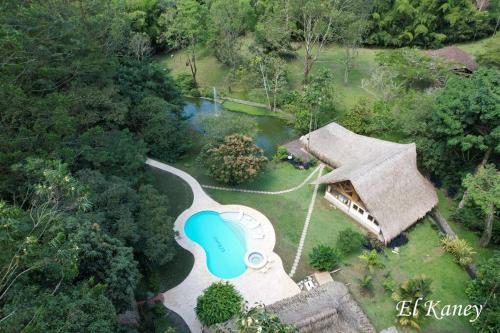 eine Luftansicht eines Hauses mit Pool in der Unterkunft HERMOSA FINCA A 20 KM DE MEDELLIN LLENA DE NATURALEZA in Girardota