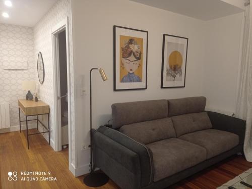 sala de estar con sofá y 2 cuadros en la pared en PISO EN DURANGO, en Durango