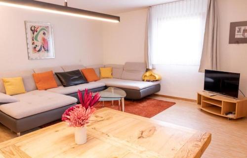 錫爾斯瑪利亞的住宿－Chesa La Capriola，客厅配有沙发和桌子