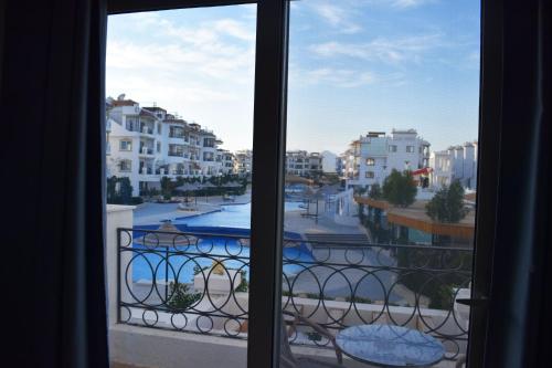 widok na basen z okna w obiekcie Sharm Hills Resort - Luxury Apartment w Szarm el-Szejk